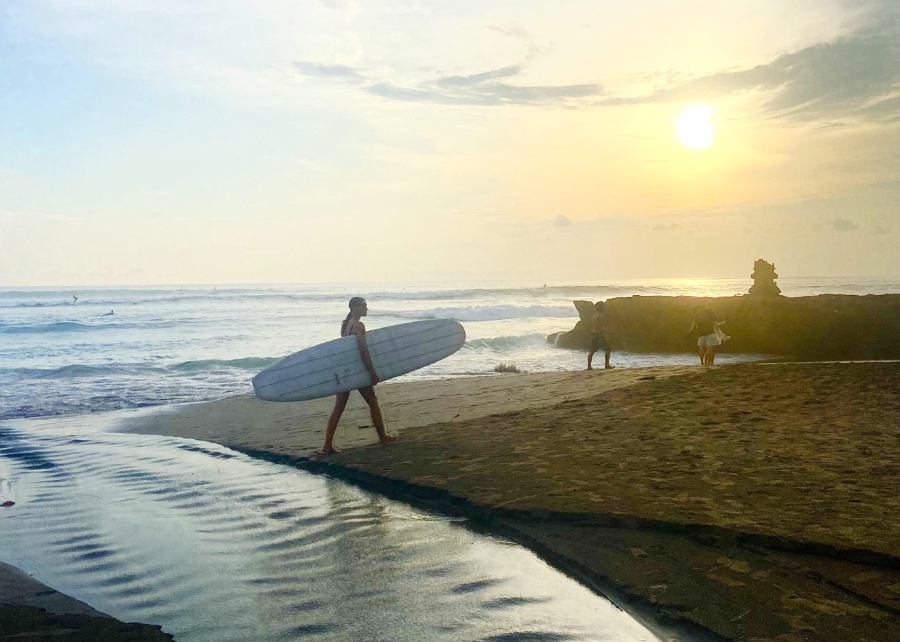 苍古 Batu Bolong 海滩冲浪与日落